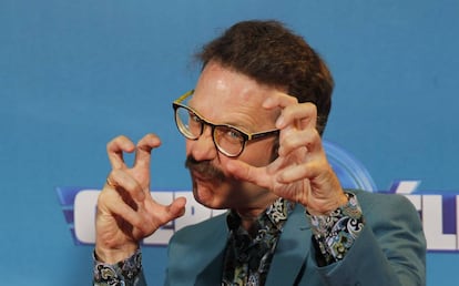<p><span><strong>¿Quién dijo la frase?</strong> <a href="https://elpais.com/autor/joaquin_reyes/a" target="_blank">Joaquín Reyes</a>, humorista español inventor del humor surrealista albaceteño.</span></p> <p><span><strong>¿Dónde la oímos por primera vez?</strong> En <em>La hora chanante</em>, emitido en Paramount Comedy entre 2002 y 2007. Tras su cancelación recogieron su testigo otros programas del mismo equipo como <em>Muchachada Nui</em> (en La 2) y <em>Museo Coconut</em> (en Neox).</span></p> <p><strong>¿Por qué se nos ha quedado pegada? </strong>Porque es ciertamente atractiva en su pronunciación y porque, como adverbio que expresa exceso, todo el mundo puede usarla en un país en el que el exceso tiene denominación de origen. </p> <p><strong>¿En qué circunstancias podemos usarla? </strong>Para que nos llenen el plato de comida. Para indicar que llovía como nunca. Para expresar un amor que lo supera todo: "¿Me quieres?". "A cascoporro". Por cierto, el cascoporro también sirve para denominar una variedad de gazpacho, así que si un día tenemos especial antojo podríamos pedir "¡cascoporro a cascoporro!". </p>