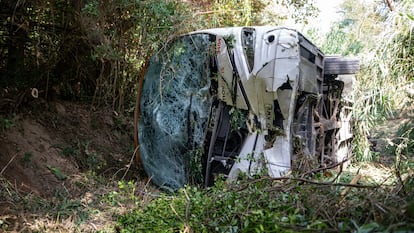 El autocar accidentado en el lugar de los hechos, a 7 de septiembre de 2025, en Santa Susanna, Barcelona, Catalunya (España). Dos pasajeros de un autocar han resultado heridos graves y uno menos grave al volcar con unos 60 pasajeros este domingo sobre las 12.10 en el kilómetro 127,7 de la carretera C-32, a la altura de Santa Susanna (Barcelona). Los dos heridos graves han sido evacuados, junto con el herido menos grave, y otras 50 personas han sido atendidas con heridas leves.
07 SEPTIEMBRE 2025;DOS HERIDOS GRAVES;AUTOCAR;C-32;SANTA SUSANNA;BARCELONA;CATALUNYA
Lorena Sopêna / Europa Press
07/09/2025