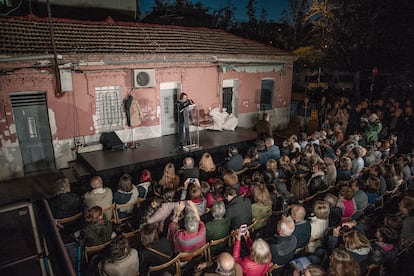 Rosa Regás en un acto celebrado el 9 de junio de 2018, en la noche de cuentos en el arrabal de la memoria en la calle Peironcely, 10, de Entrevías, en una imagen cedida por Nacho Rubiera.