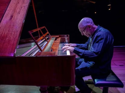 Las manos de Andreas Staier a punto de descender sobre el teclado de su fortepiano.