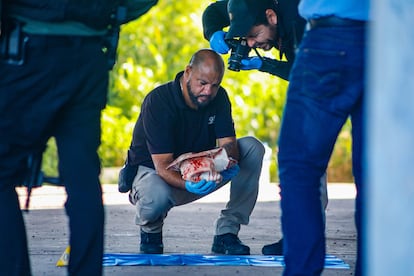 Un equipo forense inspecciona la zona donde fueron asesinadas algunas de las seis personas cuyos cuerpos fueron encontrados este miércoles en Culiacán.