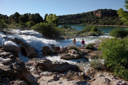 Dos visitantes en el parque natural Lagunas de Ruidera.