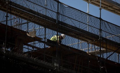 Obras de construcción en el barrio del Ensanche de Vallecas en Madrid.