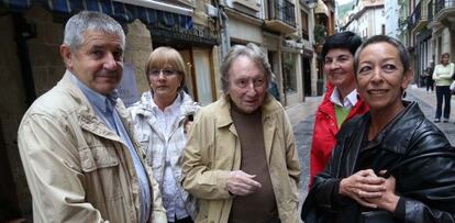 Desde la izquierda Patxi Elola, Marian Onaindia, Elías Querejeta, Esther Onianida y Esozi Leturiondo, en Zarautz.