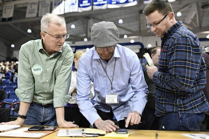 Voluntarios, durante el recuento de un 'caucus' en Iowa. 