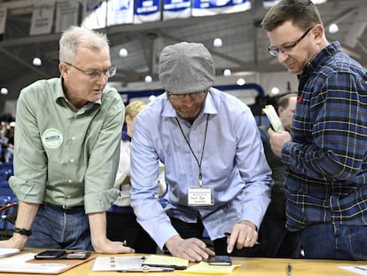 Voluntarios, durante el recuento de un 'caucus' en Iowa. 