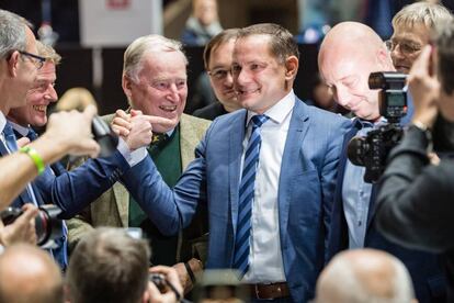 Tino Chrupalla, en el centro, de azul, recibe la felicitación de miembros de Alternativa para Alemania, tras ser elegido copresidente del partido de ultraderecha en el congreso de Braunschweig.