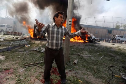 Un hombre pide ayuda tras el atentado en el centro de Kabul.