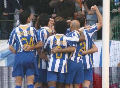 Los jugadores deportivistas celebran el triunfo de su equipo