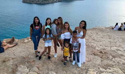 A la izquierda, Georgina Rodríguez y Cristiano Jr. junto al grupo de amigas de la novia de Cristiano Ronaldo en Ibiza.