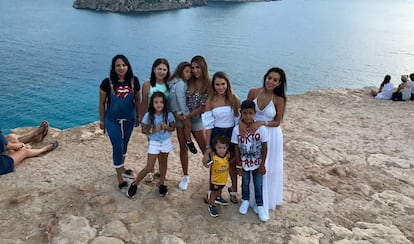 A la izquierda, Georgina Rodr&iacute;guez y Cristiano Jr. junto al grupo de amigas de la novia de Cristiano Ronaldo en Ibiza.