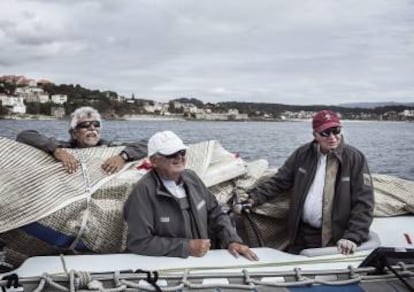 Desde la izquierda, Jane Abascal, tripulante del 'Bribón y medallista olímpico en Moscú 80; Ib Andersen, entrenador de don Juan Carlos desde su participación olímpica en Múnich 72; y el Rey emérito.