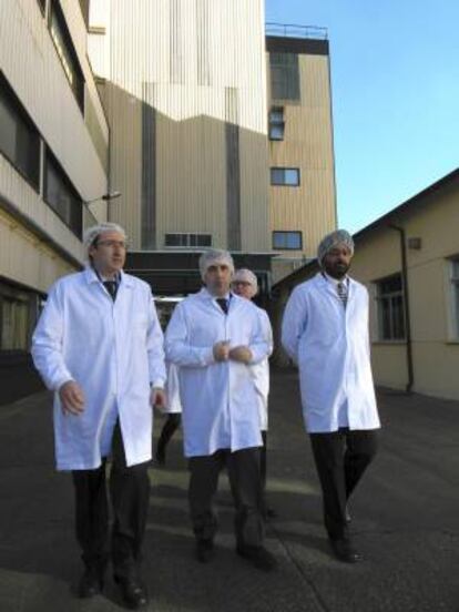 El alcalde de Palencia, Alfonso Polanco; el responsable de Operaciones de Seda Outspan, Enrique Miranda, y el director general, Navpreet Singh, durante su visita a las instalaciones dela factoría.