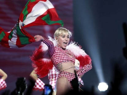La cantante norteamericana Miley Cyrus ondea la ikurri&ntilde;a en Barcelona este viernes. 