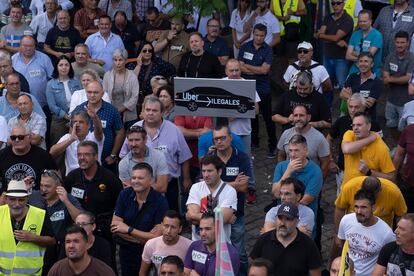 Protesta de varios colectivos de taxistas andaluces el pasado jueves en Sevilla contra la regulación de los VTC que propone la Junta de Andalucía.