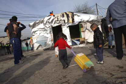 Una de las familias realojadas saca sus enseres de la chabola del poblado de Santa Catalina antes de recibir su nuevo piso en alquiler.