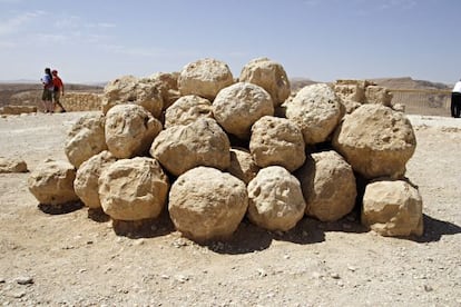 Rocas usadas por los defensores contra el asedio de los romanos en la fortaleza de Masada.