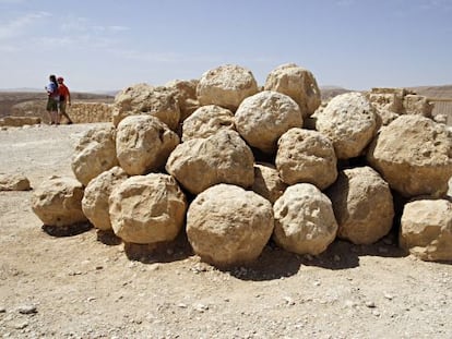 Rocas usadas por los defensores contra el asedio de los romanos en la fortaleza de Masada.