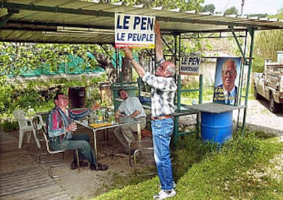 Militantes del Frente Nacional en el pueblo de Pegomas, cerca de Cannes, en la Costa Azul francesa.