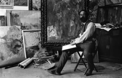 El artista Joaquim Mir el 1904, al seu estudi, per Francesc Serra.