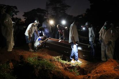 Un hombre llora junto al féretro de su padre, fallecido por coronavirus, en el cementerio de Vila Formosa, en São Paulo (Brasil). La pandemia se propaga implacable por América Latina, con Brasil y México al frente, marcando nuevos récords diarios de contagios, mientras el mundo mira con preocupación los nuevos brotes que surgen en pleno desconfinamiento.