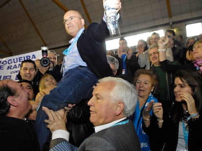 Baltar padre, en primer término, alza en hombros a su hijo Manuel tras ganarle a Feijóo el congreso del PP de Ourense de 2010.