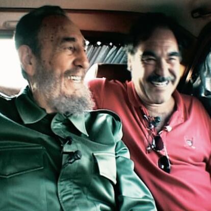 IMÁGENES DEL RODAJE. A la izquierda, Castro y Stone, en el asiento de atrás del coche, de viaje por las calles de La Habana, tal y como aparecen en la película 'Comandante', del cineasta norteamericano. Arriba, plano de las manos del político cubano, durante la entrevista.