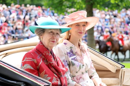 Desde hace décadas, los miembros de la realeza británica son habituales en el evento hípico. En el carruaje que seguía al de los reyes viajaba la princesa Ana, hermana de Carlos III, acompañada de Lady Gabriella Kingston, cuyo esposo fue encontrado sin vida el pasado mes febrero, a los 45 años. 