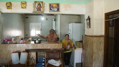 La mayoría de las viviendas son de alquiler social, por las que se paga unos 40 euros. Pero muchas de las familias no pueden pagar ni la renta ni la luz ni el agua. Ese el caso de la familia de Agustín Villena, que vive en uno de los cuatro patios de vecinos que componen el barrio. "Y año y medio sin agua. ¿Qué hacemos, nos cruzamos de brazos? ¿Y nos vamos a pedir a una iglesia? Que yo he ido a pedir, que yo pido limosna. Que yo pido limosna porque no tengo otra cosa, soy chatarrero. Y hay días que no traigo ni 5 euros". En la imagen, Villena junto a su esposa, en su hogar.