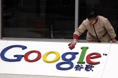 Una empleada limpia el cartel de las oficinas de Google en China.