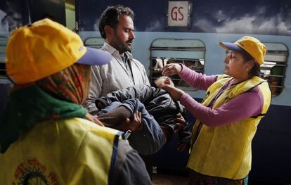 Un médico voluntario indio administra una dosis de medicina para vacunar contra la polio a un niño en una estación de ferrocarril en Allahabad, India. El gobierno indio notificó que su último caso de polio, se dio por última vez hace tres años, un hito importante en la erradicación de la enfermedad paralizante.