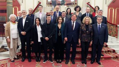 Fotode familia de premiados y autoridades en el teatro Arriaga.