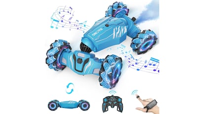 Coche teledirigido con la mano.