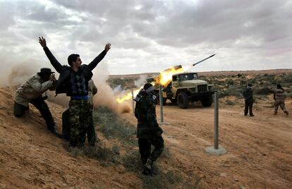 Una batería rebelde dispara un misil contra las posiciones de Gadafi en Ras Lanuf.