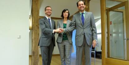 Javier Maroto y el viceconsejero Juan Ignacio García de Motiloa, junto a la directora territorial de Mercadona, Patricia Cortizas.