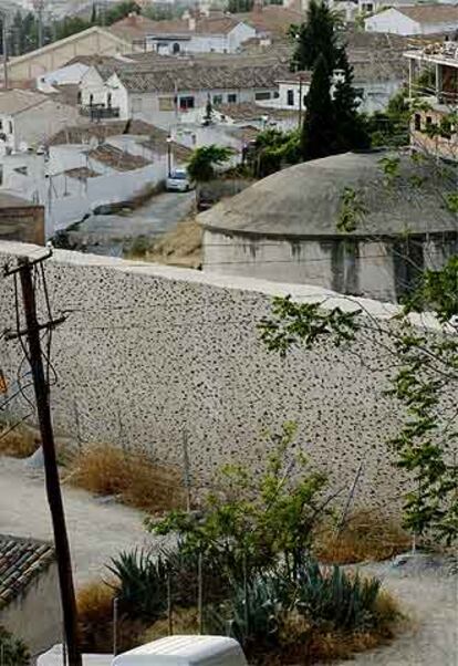 Aspecto de la polémica muralla de Granada.