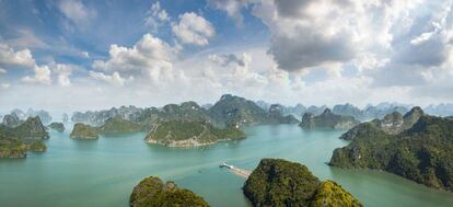 La Bahía de Halong, con sus 3.000 islas calcáreas en el golfo de Tonkin (Vietnam).