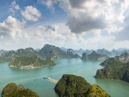 La Bahía de Halong, con sus 3.000 islas calcáreas en el golfo de Tonkin (Vietnam).