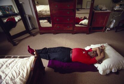 El arzobispo Desmond Tutu descansa en su vivienda de Bishopscourt, Ciudad del Cabo, a finales de 1986.