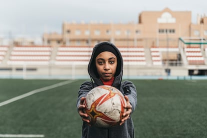 Fátima El Auchochi tiene 17 años, es hija de migrantes marroquíes y nacida en Almería. Es la capitana del equipo y tiene claro por qué quiere ser futbolista: “El fútbol une culturas y pueblos, y para mí es uno de los valores más importantes de este deporte. Es una cosa que me inculcó mi hermano, y desde los cinco años vivo pegada a una pelota. El fútbol me ha unido a grandes personas como mis compañeras, y eso lo agradeceré siempre”. A pesar de esa ilusión que arrastra, tiene claro que hay que tener los pies en el suelo. “Las cosas siguen estando muy difíciles para las mujeres que nos queremos dedicar a jugar al fútbol”, admite.