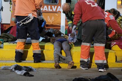 Solo en la última semana, incluyendo este último rescate, han sido trasladados a Melilla unos 170 inmigrantes, concretamente 81 el pasado día 19, procedentes de una patera que arribó a Chafarinas; otros 15 que llegaron al archipiélago español al día siguiente, y alrededor de 70 este lunes. Según datos del Ministerio del Interior, hasta el 14 de noviembre habían desembarcado en la ciudad autónoma 485 personas.