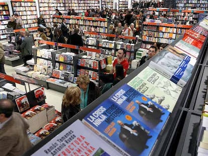 La librería Bertrand, ayer durante su inauguración, a la que asistieron unas 700 personas.