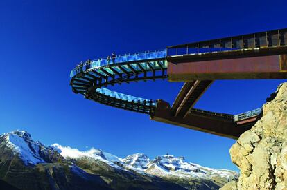 Otra vista maravillosa a las montañas, esta vez a las Rocky Mountains canadienses. El Glacier Skywalk tiene suelo de cristal a través del cual se admira un salvaje valle de origen glaciar que se encuentra 280 metros más abajo.