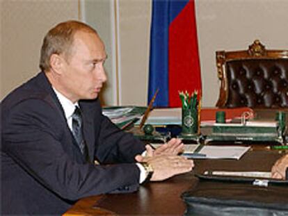 Vladímir Putin (izquierda) conversa con el primer ministro ruso, Mijaíl Fradkov, en la residencia presidencial de Novo-Ogaryovo, cerca de Moscú.