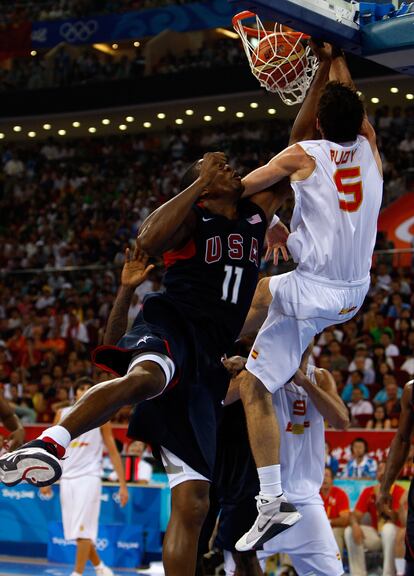 El escolta español Rudy Fernández machaca sobre Dwight Howard en la final de los Juegos Olímpicos de Pekín 2008.