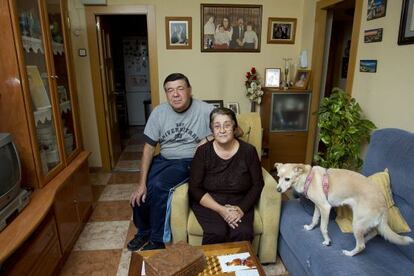 Jos&eacute; Gamero y Josefa Luque afrontan sus gastos de luz y agua gracias a la ayuda de sus hijos.
 Foto: Garcia-Santos
 