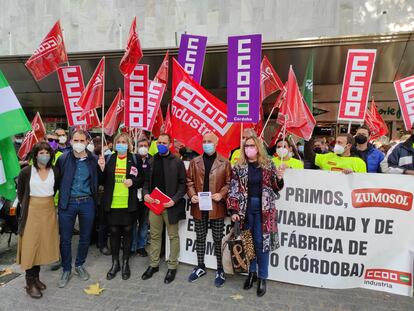 Velarde, Valero, Borrego, Hurtado y Luna, junto a sindicalistas de CCOO y trabajadores de Zumos Palma.
EUROPA PRESS
04/02/2022