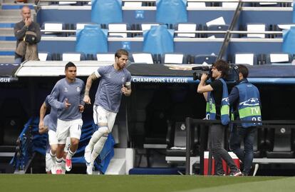 Los jugadores del Real Madrid salen al campo.