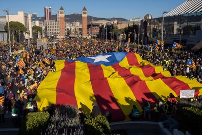 Concentración en la avenida Maria Cristina de Barcelona, convocadas por la Assemblea Nacional Catalana (ANC), Òmnium Cultural y el Consell per la República, y con el apoyo de Esquerra, Junts y la CUP, con motivo de la cumbre Franco-hispana.