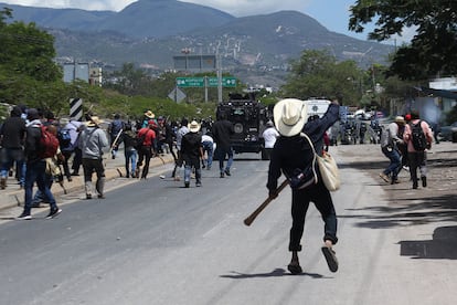 Los manifestantes desbordaron el dispositivo de seguridad que el gobierno local había desplegado en la capital del Estado.